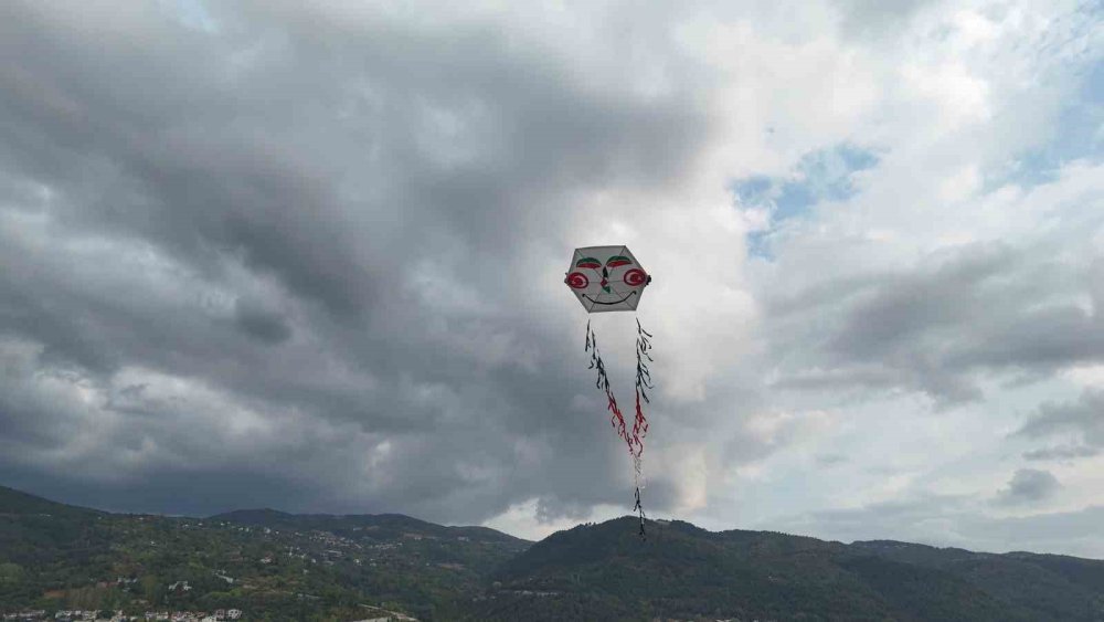 Filistin’in Özgürlüğü İçin 15 Metrelik Uçurtmayı Havalandırdılar