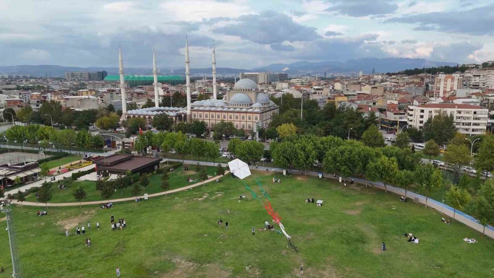 Filistin’in Özgürlüğü İçin 15 Metrelik Uçurtmayı Havalandırdılar