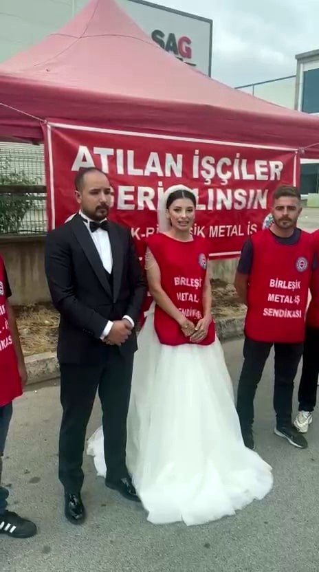 Gelinliğiyle Fabrika Önünde Eylem Yaptı