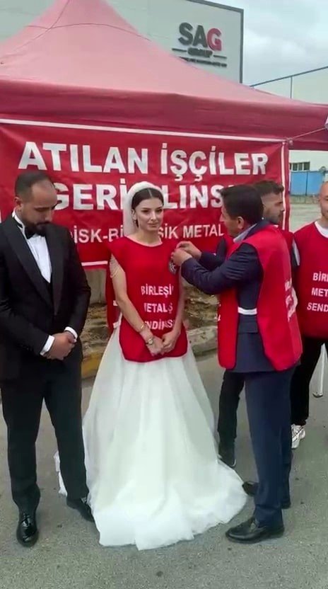 Gelinliğiyle Fabrika Önünde Eylem Yaptı