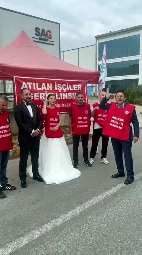 Gelinliğiyle Fabrika Önünde Eylem Yaptı