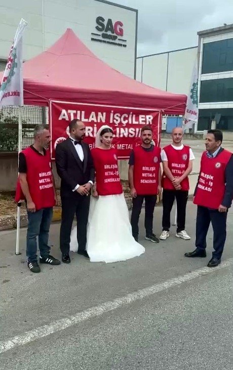 Gelinliğiyle Fabrika Önünde Eylem Yaptı