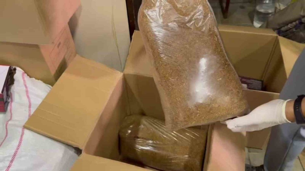 Jandarmanın Operasyonunda Av Bayiinin Her Köşesinden Kaçak Tütün Çıktı