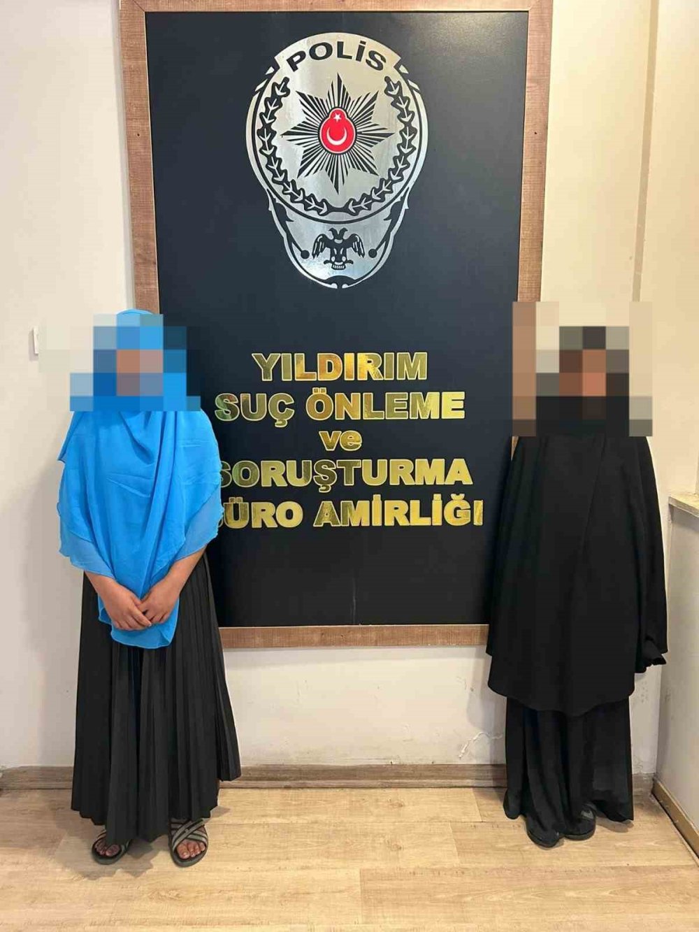 Kadın Tırnakçılar Polisi Aşamadı, 40 Yıl Hapis Cezasıyla Arandığı Ortaya Çıktı