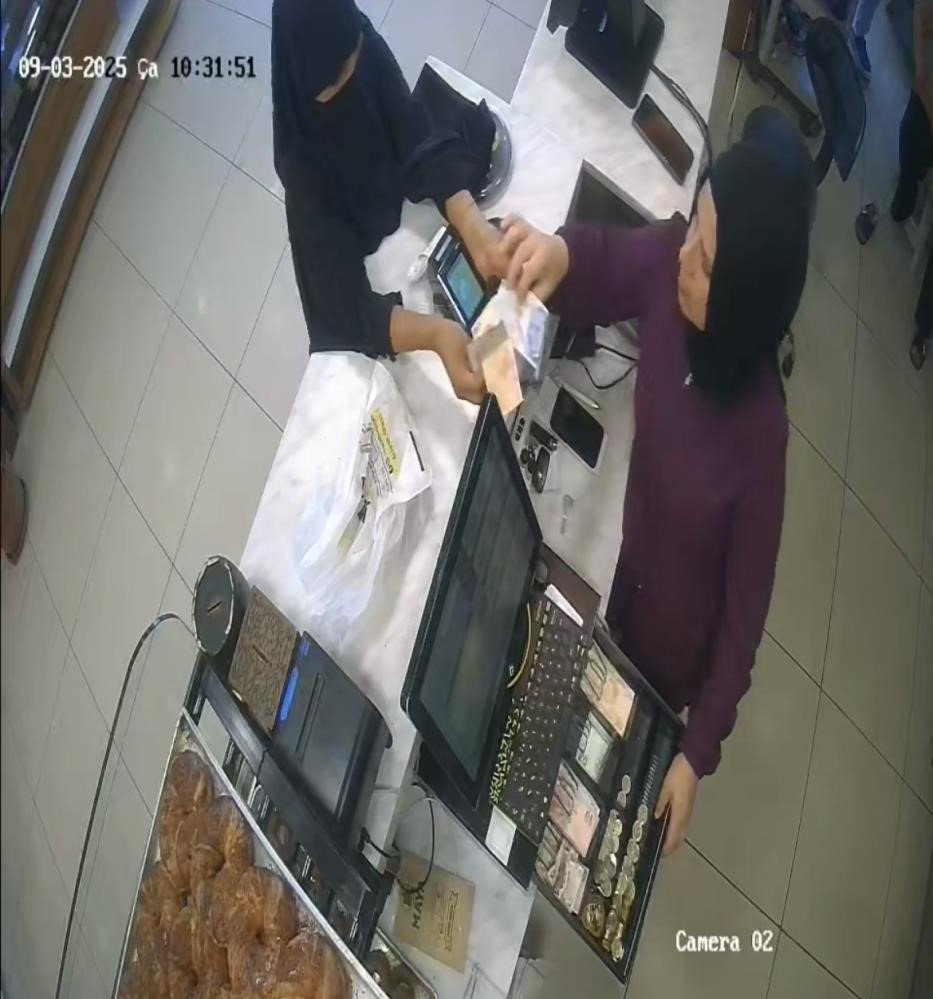 Kadın Tırnakçılar Polisi Aşamadı, 40 Yıl Hapis Cezasıyla Arandığı Ortaya Çıktı