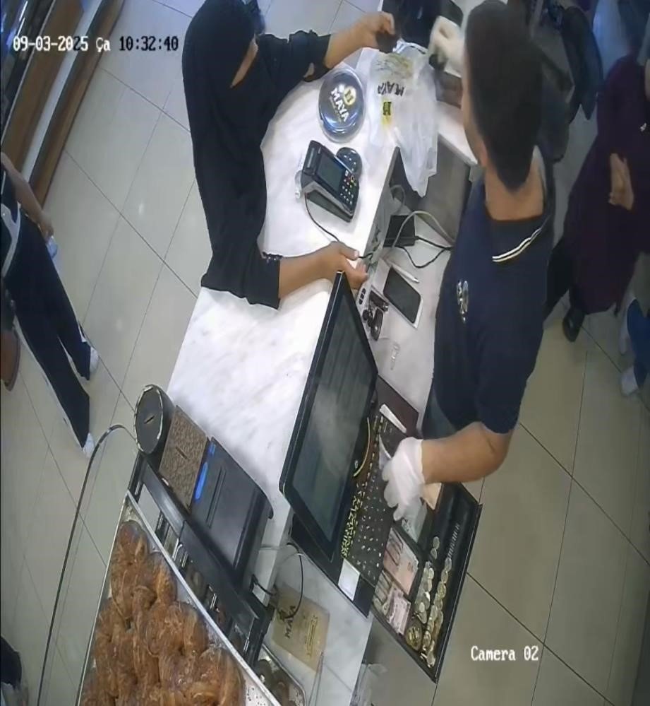 Kadın Tırnakçılar Polisi Aşamadı, 40 Yıl Hapis Cezasıyla Arandığı Ortaya Çıktı