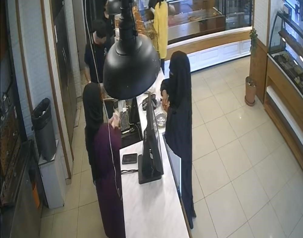 Kadın Tırnakçılar Polisi Aşamadı, 40 Yıl Hapis Cezasıyla Arandığı Ortaya Çıktı