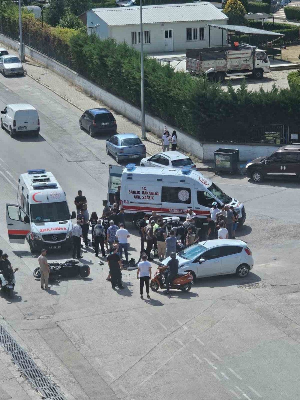 Otomobil İle Çarpışan Motosikletteki Çift Yaralandı
