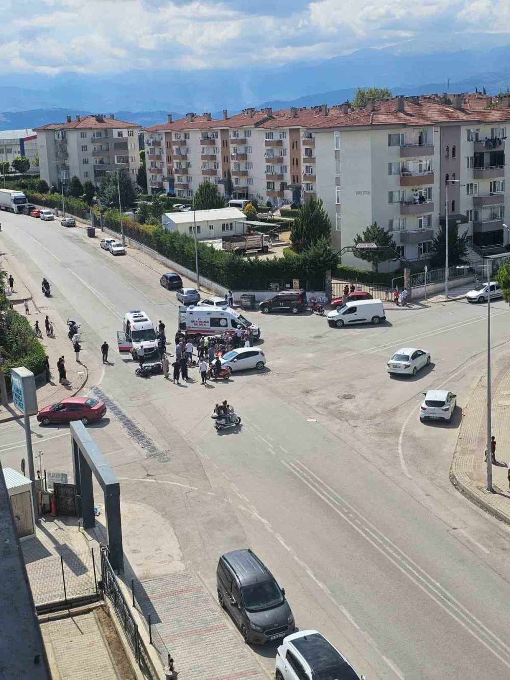 Otomobil İle Çarpışan Motosikletteki Çift Yaralandı