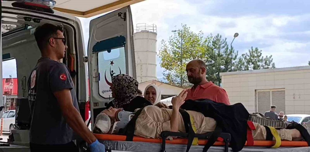 Otomobil İle Çarpışan Motosikletteki Çift Yaralandı