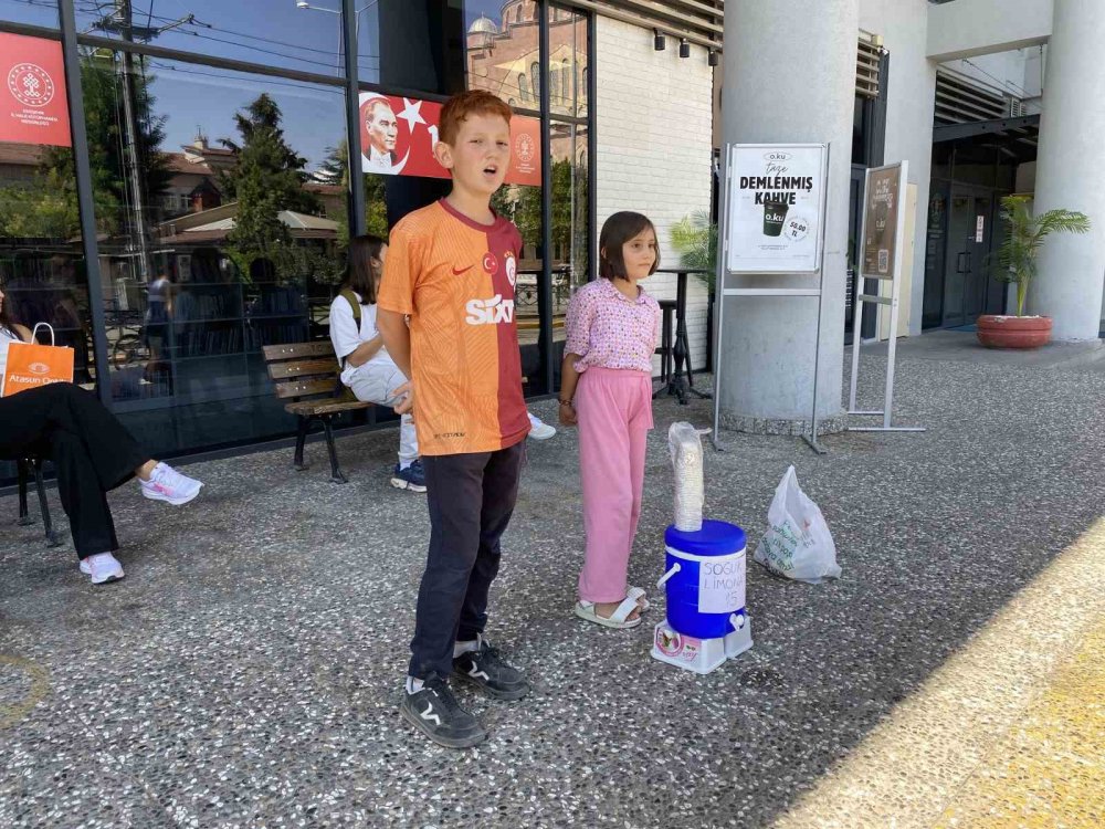 Ticareti Merak Eden 11 Yaşındaki Çocuk Haftanın Bir Günü Limonata Satıyor