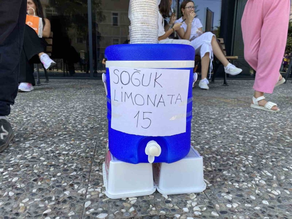 Ticareti Merak Eden 11 Yaşındaki Çocuk Haftanın Bir Günü Limonata Satıyor