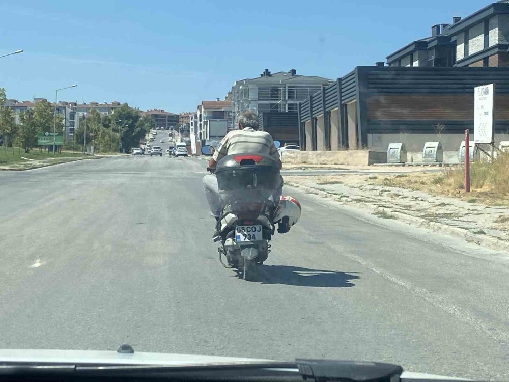 Kaskı Kafasına Değil Motosikletin Demirine Taktı