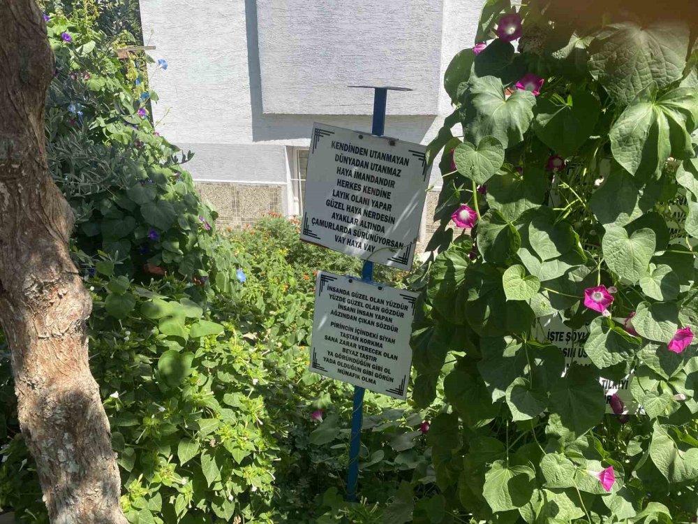Bayram Amcanın Bahçeye Yerleştirdiği Özlü Sözler Dikkat Çekiyor