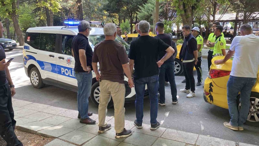 Durağa Araç Park Eden Şahıs Ve Taksiciler Arasında Kavga Çıktı