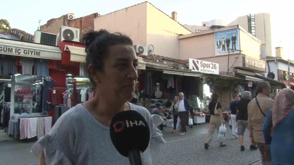 Her Gün Merdivene Çıkıp Çatıdaki Kedileri Besliyor