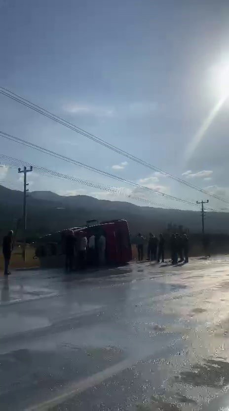 Kontrolden Çıkan Süt Tankeri Yan Yattı: 3 Yaralı