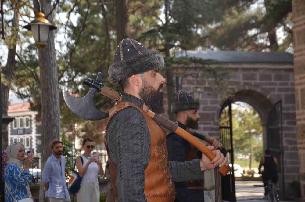 Bu İlçenin Nüfusu Bir Günde Yüzde 2500 Artıyor