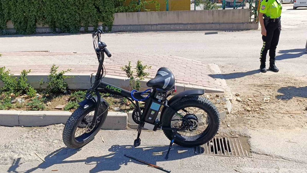 Elektrikli Bisiklet İle Otomobil Çarpıştı: 1 Yaralı