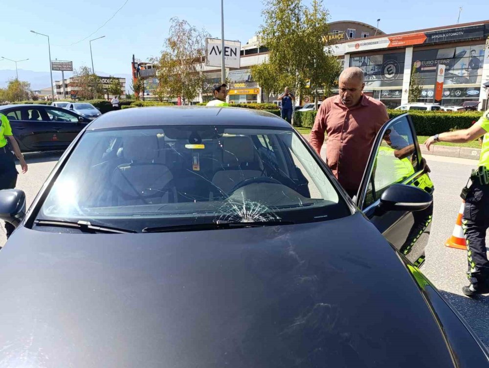 Elektrikli Bisiklet İle Otomobil Çarpıştı: 1 Yaralı