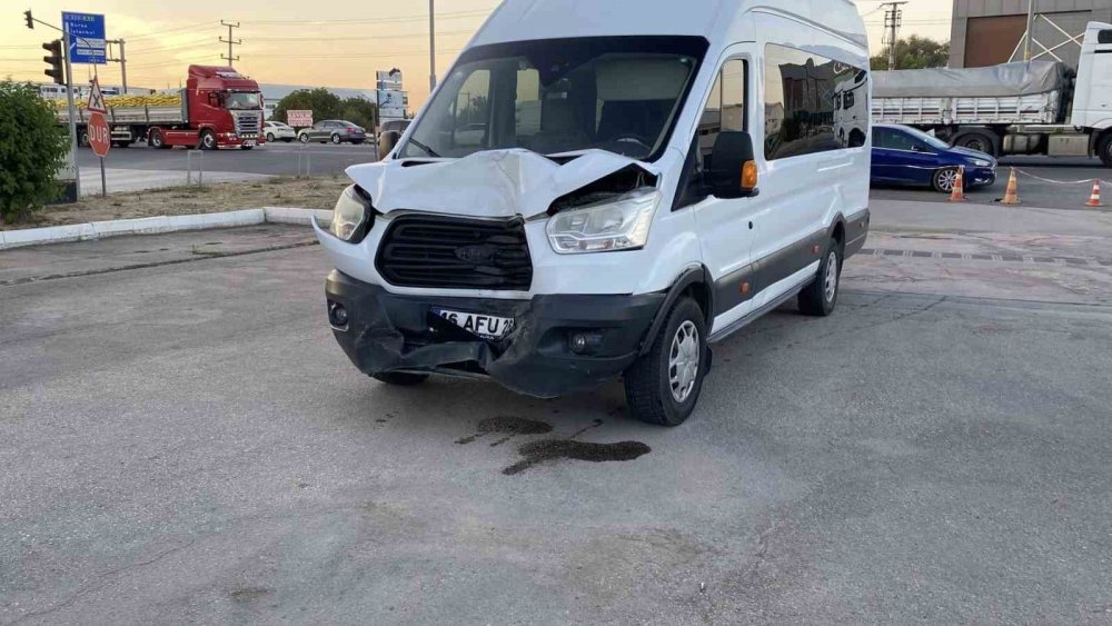 İşci Servisi İle Yolcu Minibüsü Çarpıştı: 4 Yaralı