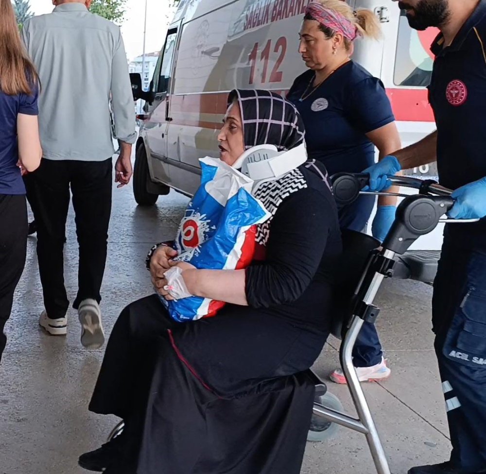 İşci Servisi İle Yolcu Minibüsü Çarpıştı: 4 Yaralı