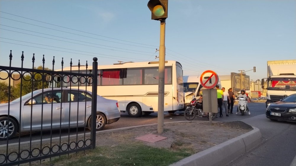 İşci Servisi İle Yolcu Minibüsü Çarpıştı: 4 Yaralı
