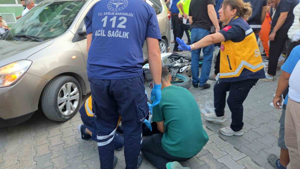 Motosiklet Önce Küçük Çocuğa Ardından Otomobile Çarptı: 2 Yaralı
