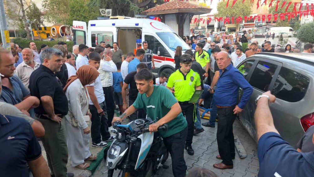 Motosiklet Önce Küçük Çocuğa Ardından Otomobile Çarptı: 2 Yaralı