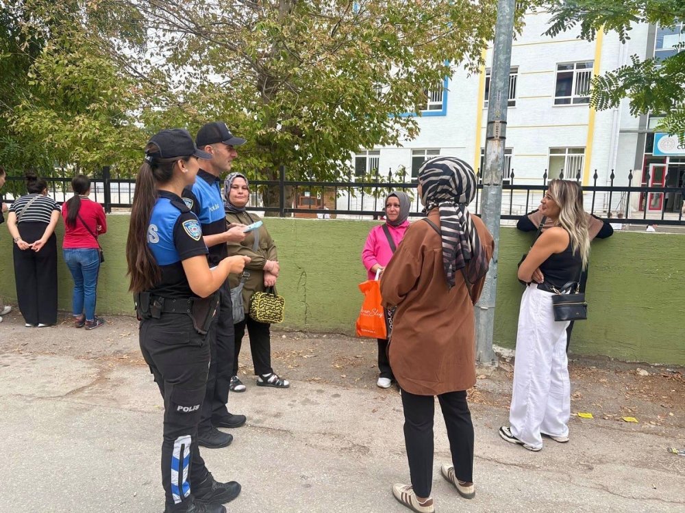 Polislerden Velilere Güvenli Eğitim Bilgilendirmesi