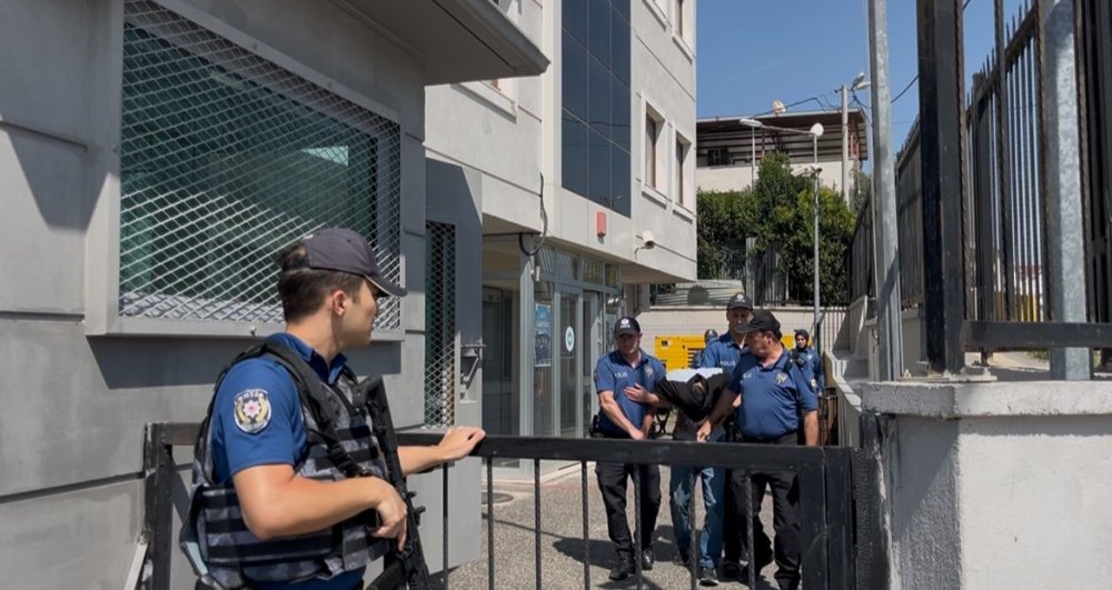 27 Yıl 10 Ayla Aranan 16 Yaşındaki Şüpheliyi Polis Yakaladı