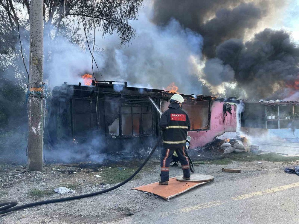 Husumetlilerin Büyüyen Kavgasında 4 Ev Ateşe Verildi
