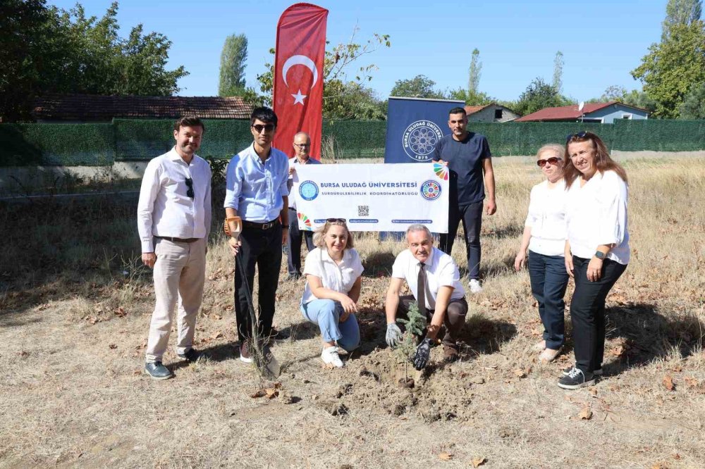 Kuraklığa Dikkat Çekmek İçin Gölü Baştan Başa Yüzdü