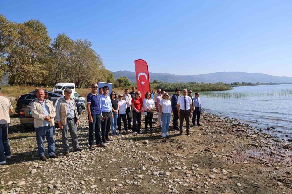 Kuraklığa Dikkat Çekmek İçin Gölü Baştan Başa Yüzdü