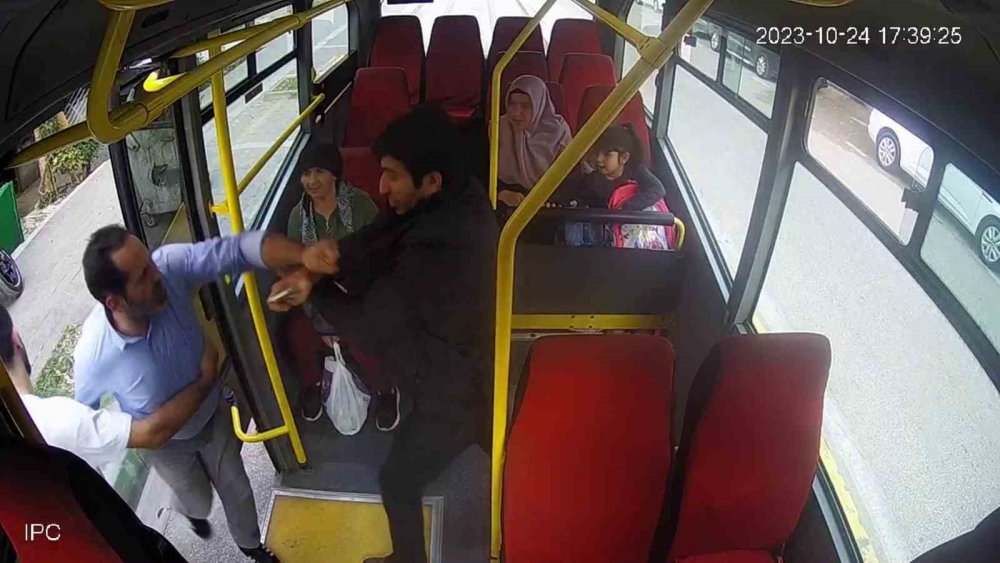 Engelli Bireyi Önce Otobüsten İndirip Darp Etmeye Çalıştı