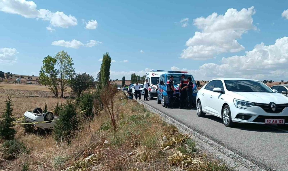 Kütahya’da Yol Kontrolü Yapan Jandarma, Takla Atan Otomobilin Altında Kaldı