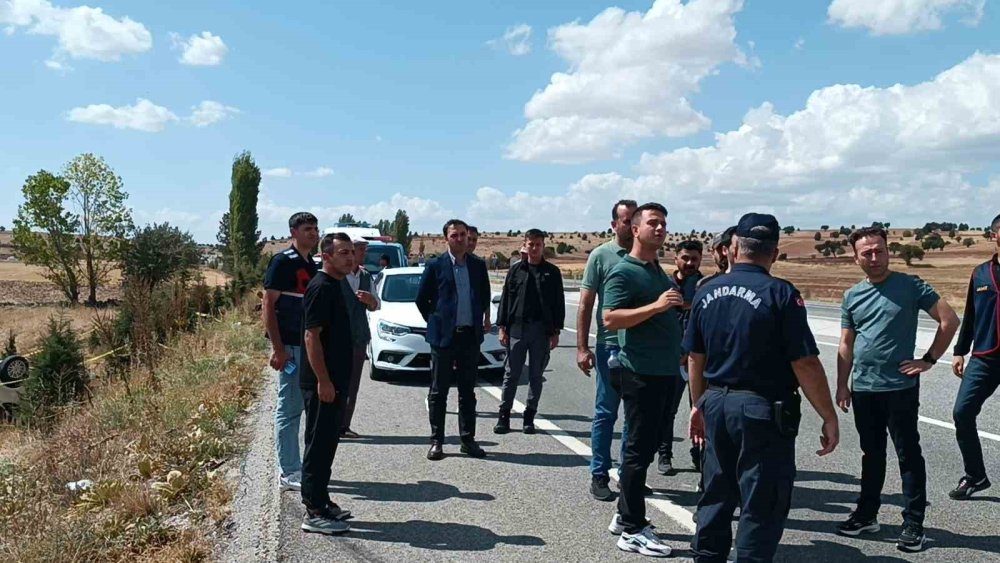 Kütahya’da Yol Kontrolü Yapan Jandarma, Takla Atan Otomobilin Altında Kaldı