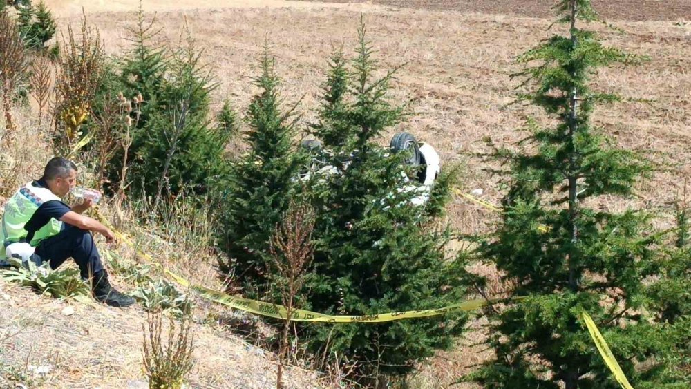 Kütahya’da Yol Kontrolü Yapan Jandarma, Takla Atan Otomobilin Altında Kaldı