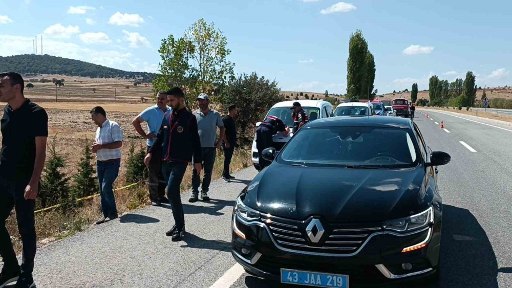 Kütahya’da Yol Kontrolü Yapan Jandarma, Takla Atan Otomobilin Altında Kaldı