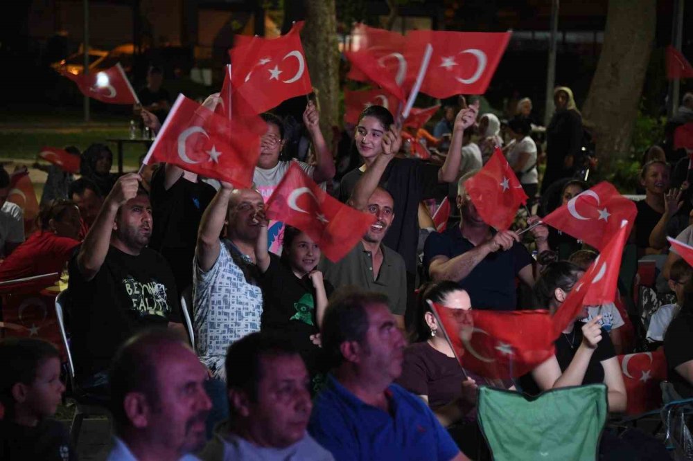 Milli Heyecan Meydanlara Taşındı