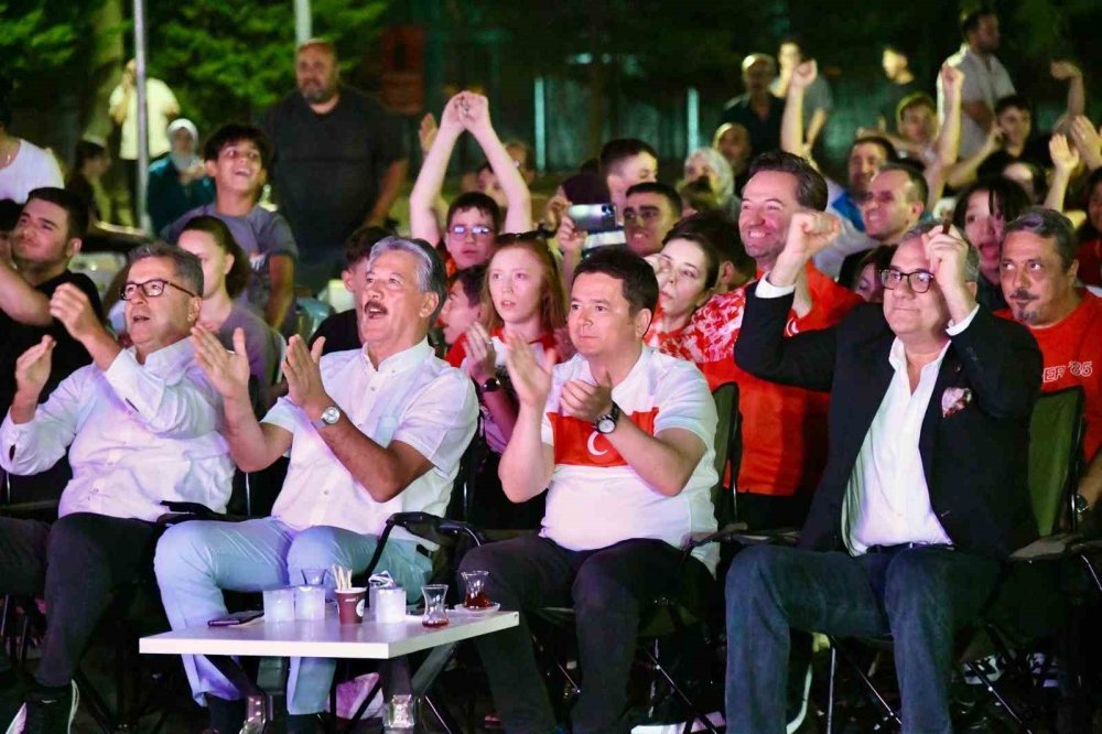 Milli Heyecan Meydanlara Taşındı