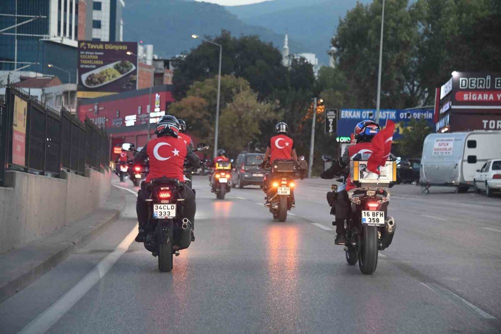 Motosikletli Kortej İzleyenleri Coşturdu