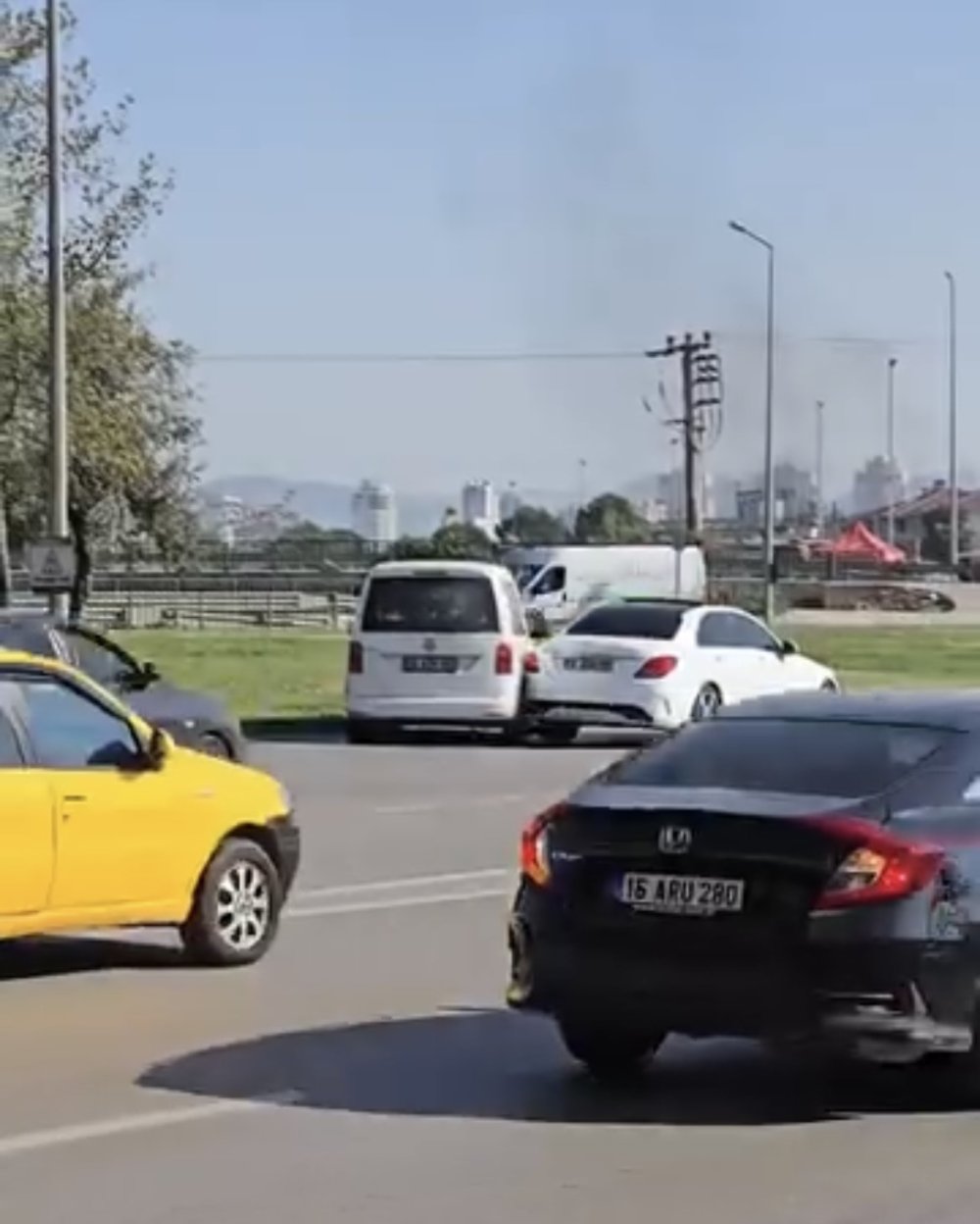 Anayolda Geri Geri İlerleyen Araç Kazaya Karıştı