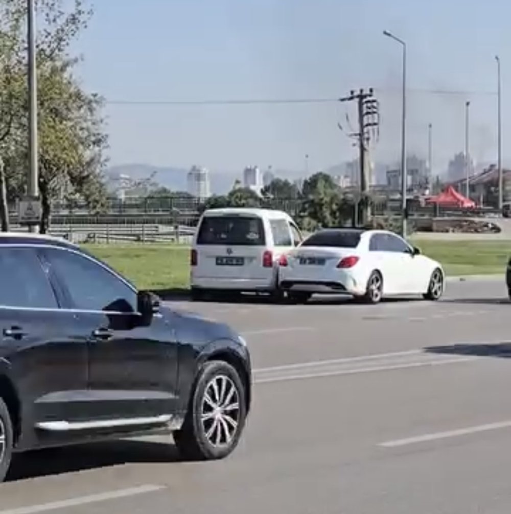 Anayolda Geri Geri İlerleyen Araç Kazaya Karıştı
