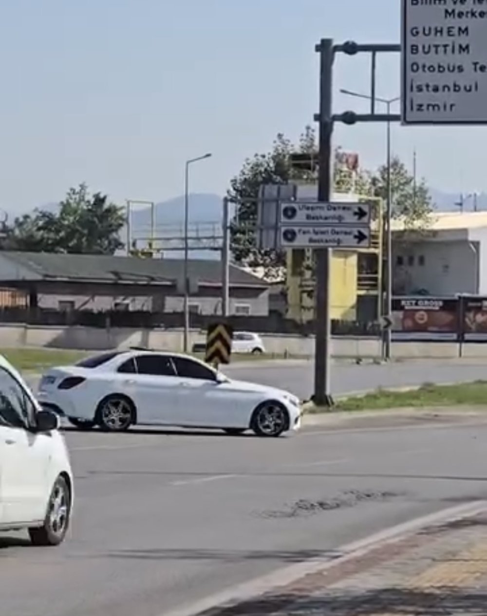 Anayolda Geri Geri İlerleyen Araç Kazaya Karıştı