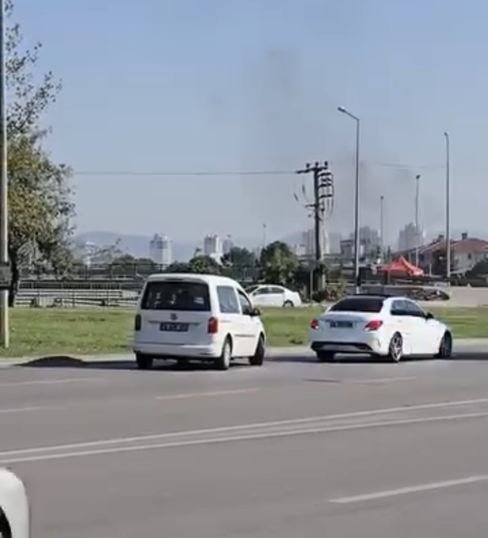 Anayolda Geri Geri İlerleyen Araç Kazaya Karıştı