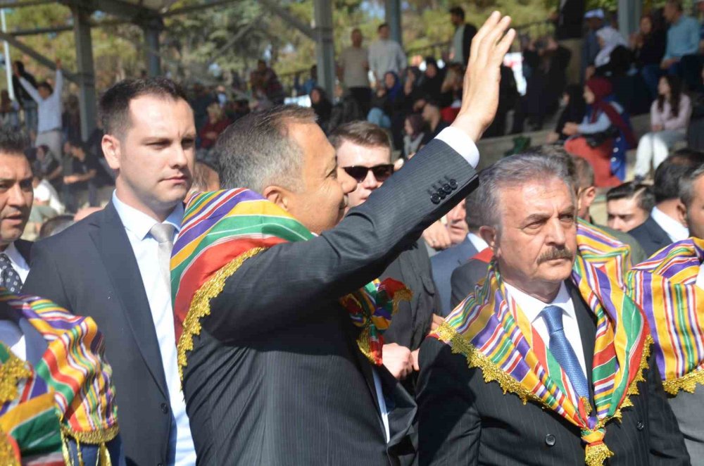 Bakan Yerlikaya, Ertuğrulgazi Türbesi’ni Ziyaret Etti