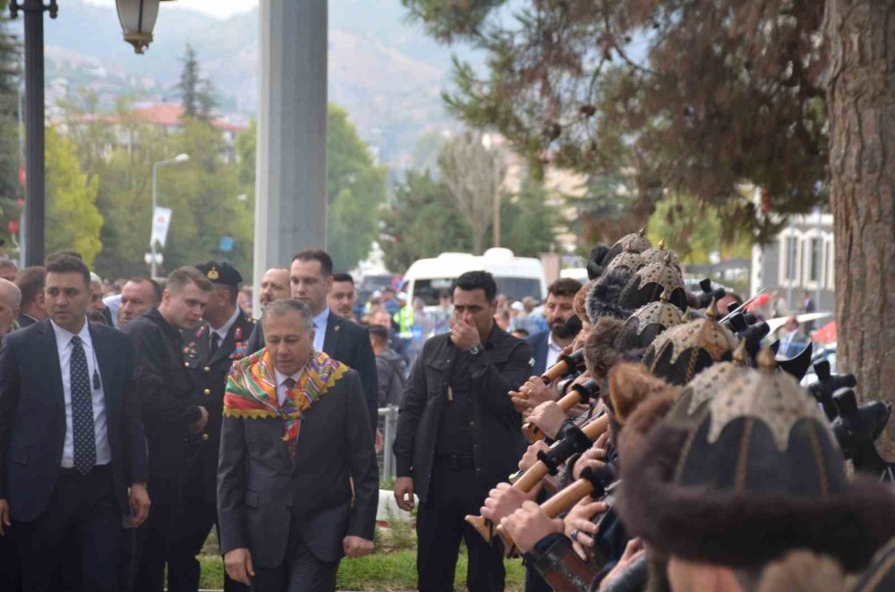 Bakan Yerlikaya, Ertuğrulgazi Türbesi’ni Ziyaret Etti