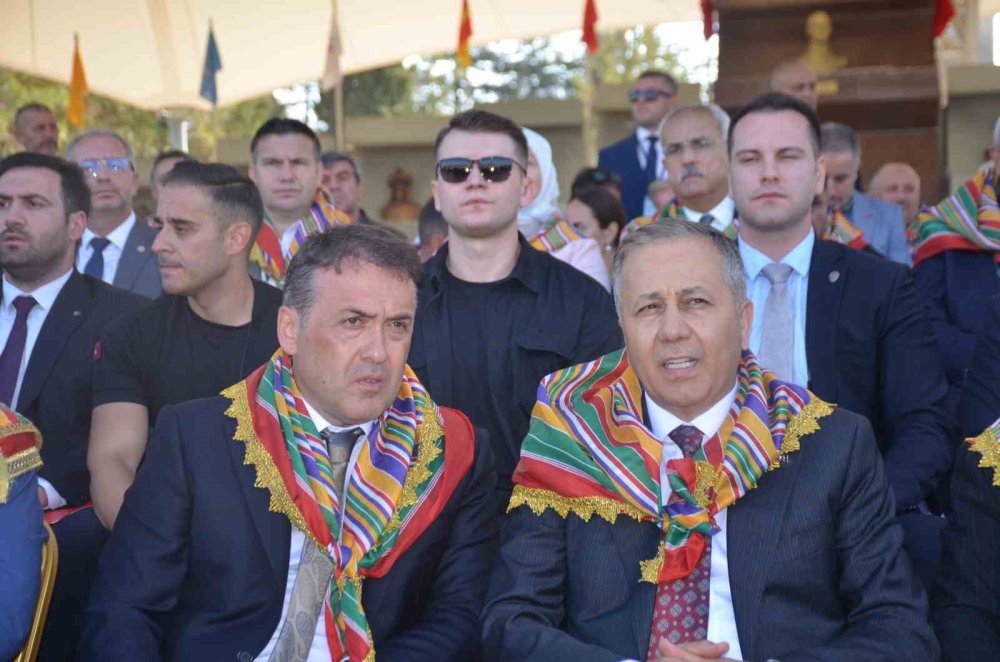 Bakan Yerlikaya, Ertuğrulgazi Türbesi’ni Ziyaret Etti