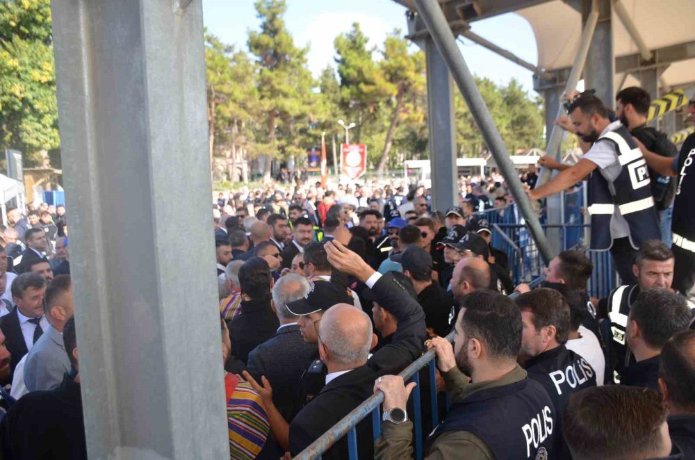 Ertuğrulgazi Türbesi Önünde Gerginlik